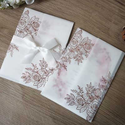 Invitados de casamento cortados a laser em pergaminho vegetal com padrão de rosa e estampagem térmica