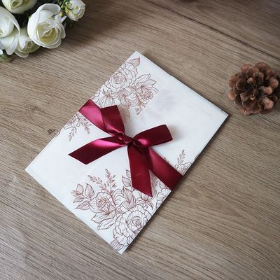 Invitados de casamento cortados a laser em pergaminho vegetal com padrão de rosa e estampagem térmica