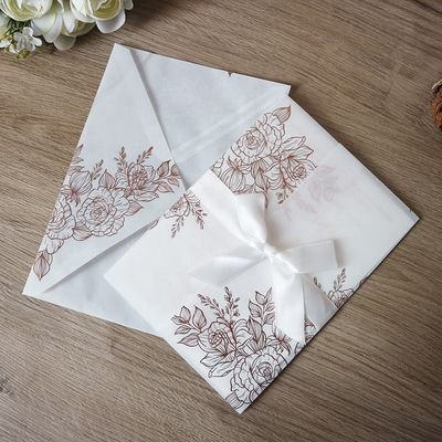 Invitados de casamento cortados a laser em pergaminho vegetal com padrão de rosa e estampagem térmica
