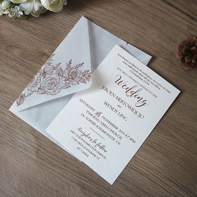 Invitados de casamento cortados a laser em pergaminho vegetal com padrão de rosa e estampagem térmica