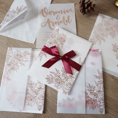 Invitados de casamento cortados a laser em pergaminho vegetal com padrão de rosa e estampagem térmica
