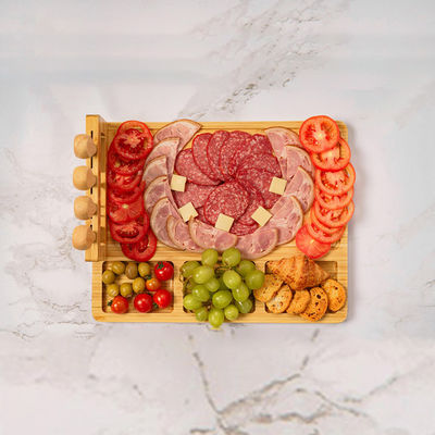 Tabuleiro de corte de bambu com escala e armazenamento