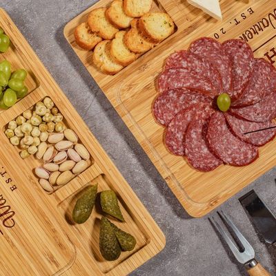 Tabela de corte de queijo com ferramentas