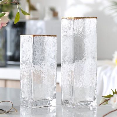 Um vaso de vidro de 3 pés de altura, um imperdível para decoração e presentes na mesa