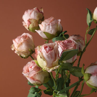 Decoração de flores de rosa de seda artificial personalizada para todos os festivais e celebrações