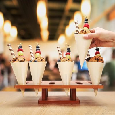 Estaca de cone de sorvete de madeira em cor simples para caminhões de comida ou eventos de catering