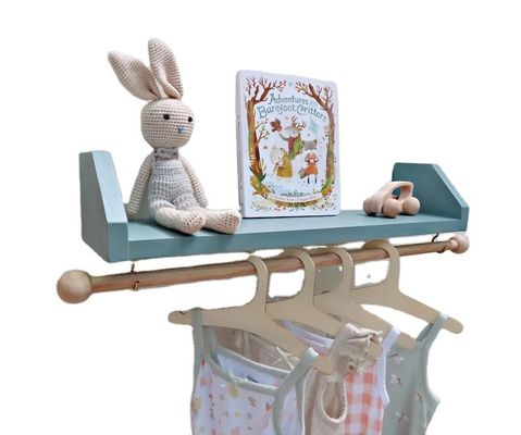 Como o seu pedido prateleira de criança azul com cabides arruma a roupa do seu filho