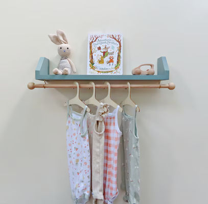 Como o seu pedido prateleira de criança azul com cabides arruma a roupa do seu filho