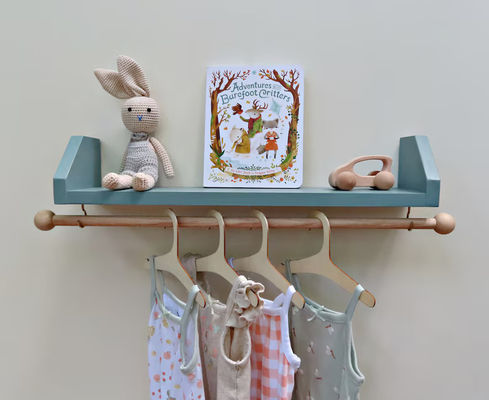 Como o seu pedido prateleira de criança azul com cabides arruma a roupa do seu filho