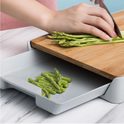 Práctico tabuleiro de corte rectangular de cor natural de bambu para corte fácil