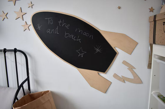 All-Season Toddler Montessori Rocket Tabuleiro de giz de madeira com estrelas em design moderno