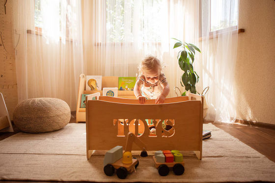 Caixinha organizadora de brinquedos de madeira e vidro queimada para móveis Montessori no quarto de brinquedos infantil