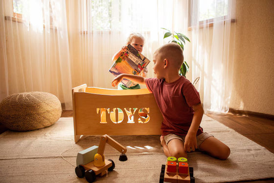 Caixinha organizadora de brinquedos de madeira e vidro queimada para móveis Montessori no quarto de brinquedos infantil