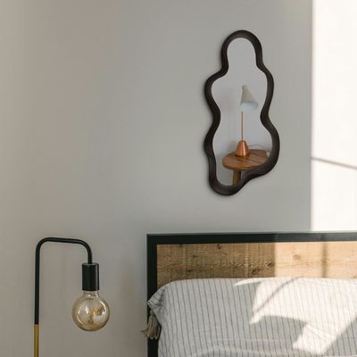 Bela decoração de casa Espelho de parede irregular com moldura de madeira preta e decoração de banheiro moderna