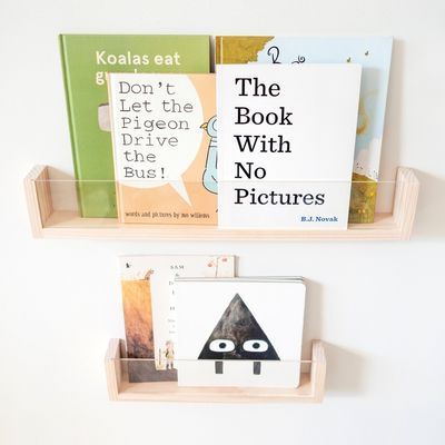 Economize espaço e adicione estilo ao berçário de seus filhos com a parede flutuante da estante de livros acrílica