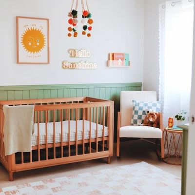 Economize espaço e adicione estilo ao berçário de seus filhos com a parede flutuante da estante de livros acrílica