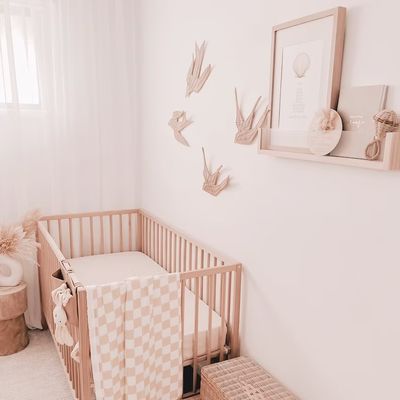 Economize espaço e adicione estilo ao berçário de seus filhos com a parede flutuante da estante de livros acrílica