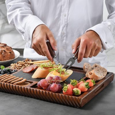 Sirva o seu queijo com estilo com o nosso conjunto de talheres de ardósia e aço inoxidável