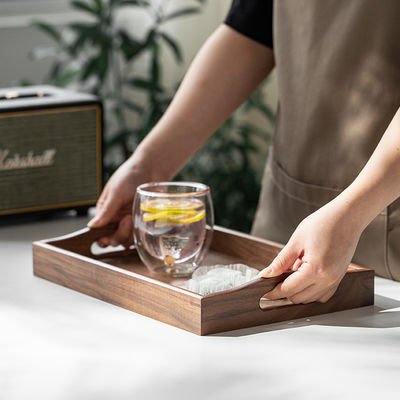 Logotipo personalizado aceitável bandeja de serviço de madeira de noz de ponta artesanal com alças