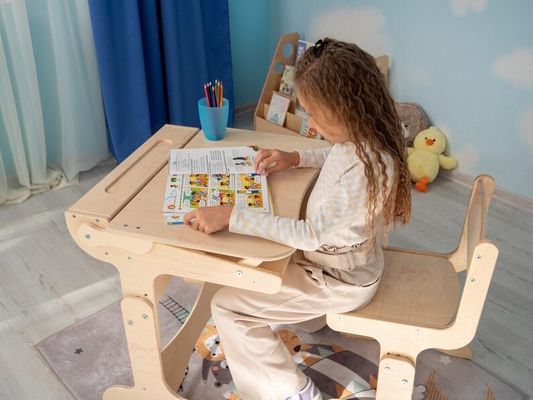 Montessori Kids Study Furniture Set Dimensões personalizadas Mesa e cadeira de madeira com mesa de giz