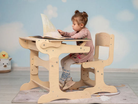 Montessori Kids Study Furniture Set Dimensões personalizadas Mesa e cadeira de madeira com mesa de giz
