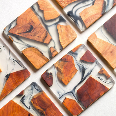 Coasters de cores simples de madeira com gravura personalizada e suporte de resina epoxi azul