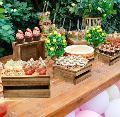 Estilo rústico de madeira de bolo Stand Set de 4 logotipo personalizado aceito para exibir bolos