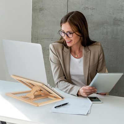 Logotipo personalizado Foldable Laptop de madeira Riser Stand de computador ajustável