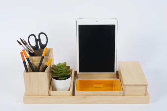Acessórios de mesa de madeira personalizados são um presente perfeito para a organização do escritório masculino.