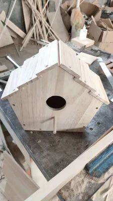 Logotipo personalizado Alimentador de aves de madeira aceitável para alimentar aves selvagens em tinta decorativa