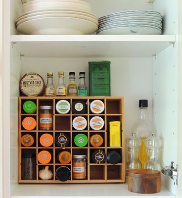 Repositório de especiarias de madeira de bambu com caixas de sombra e prateleira flutuante ajustável