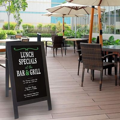 Stand de madeira sólida resistente ao vento feito de madeira de pinheiro com logotipo personalizado