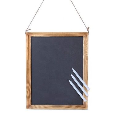 Menu pendurado em um quadro preto de estilo moderno madeira de pinho de cor simples madeira de pinho para cafés