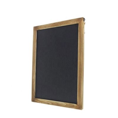 Menu pendurado em um quadro preto de estilo moderno madeira de pinho de cor simples madeira de pinho para cafés