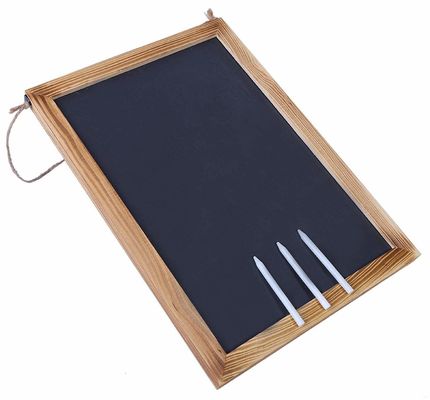 Menu pendurado em um quadro preto de estilo moderno madeira de pinho de cor simples madeira de pinho para cafés