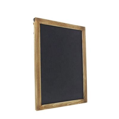 Menu pendurado em um quadro preto de estilo moderno madeira de pinho de cor simples madeira de pinho para cafés