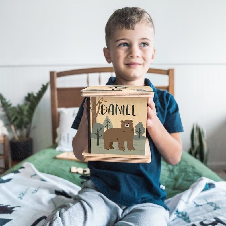 Banco de Porco de Madeira em cor simples com desenho de animais de floresta personalizável