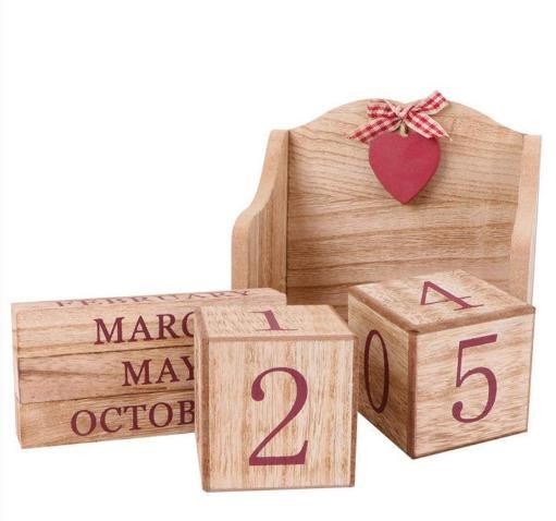 Brinquedo de mesa de calendário de advento de madeira com casa rústica e estética de estilo europeu