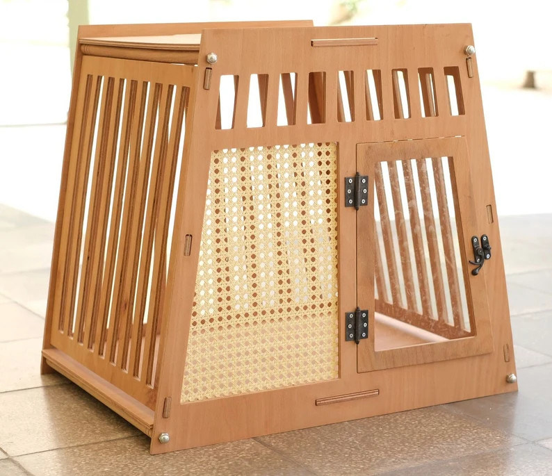 Casa de cães e gatos de madeira de cor natural Caixa com porta em branco