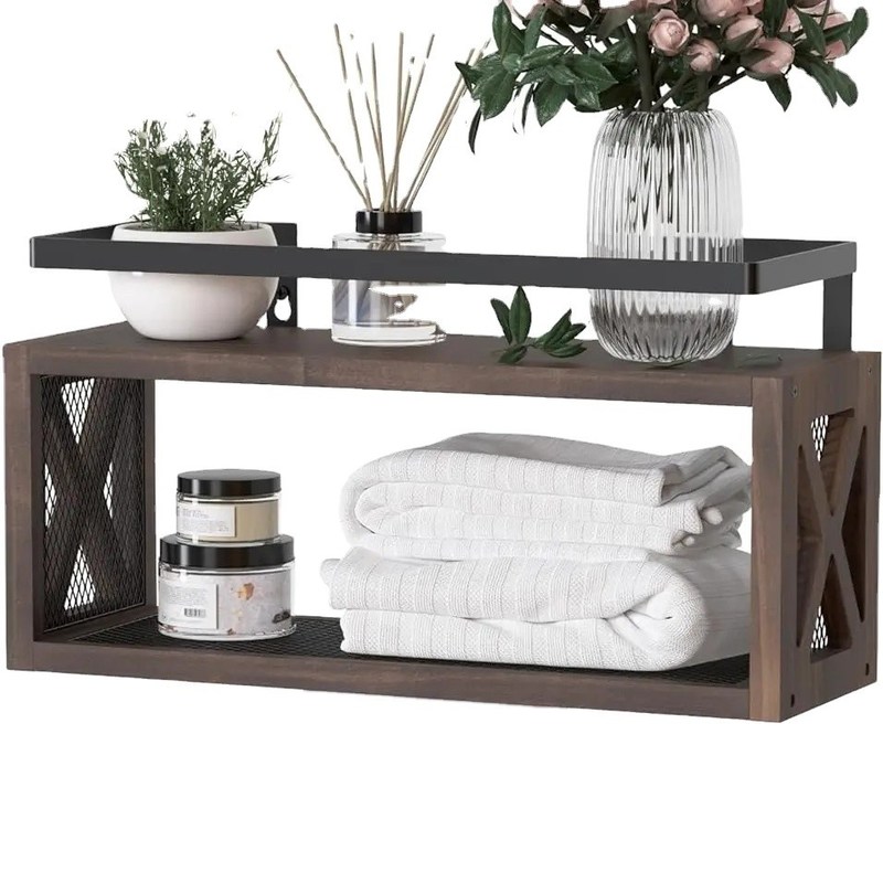 Economize espaço com prateleiras de madeira flutuantes e corrimão