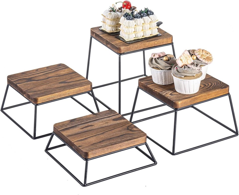 Quantidade elevada de madeira queimada, ferro preto, arame quadrado, exposição de alimentos