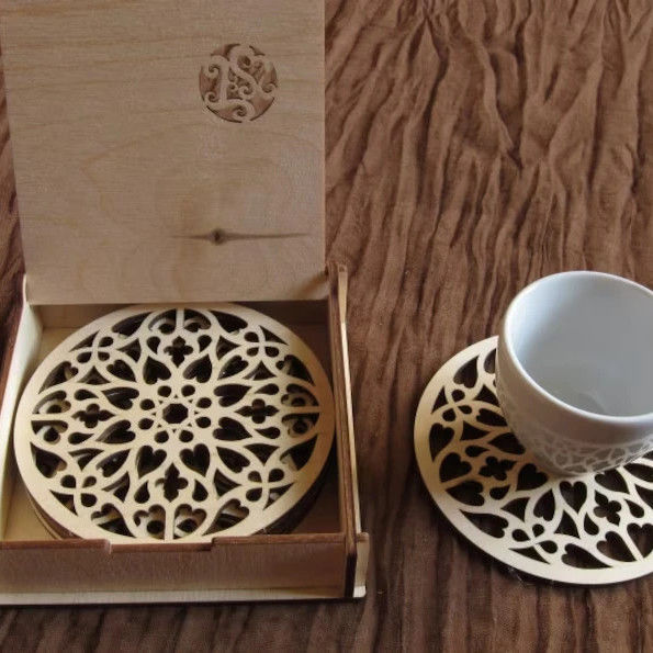 Subterrâneas de roseta de madeira únicas para xícara de café em bétula natural e design gótico rústico