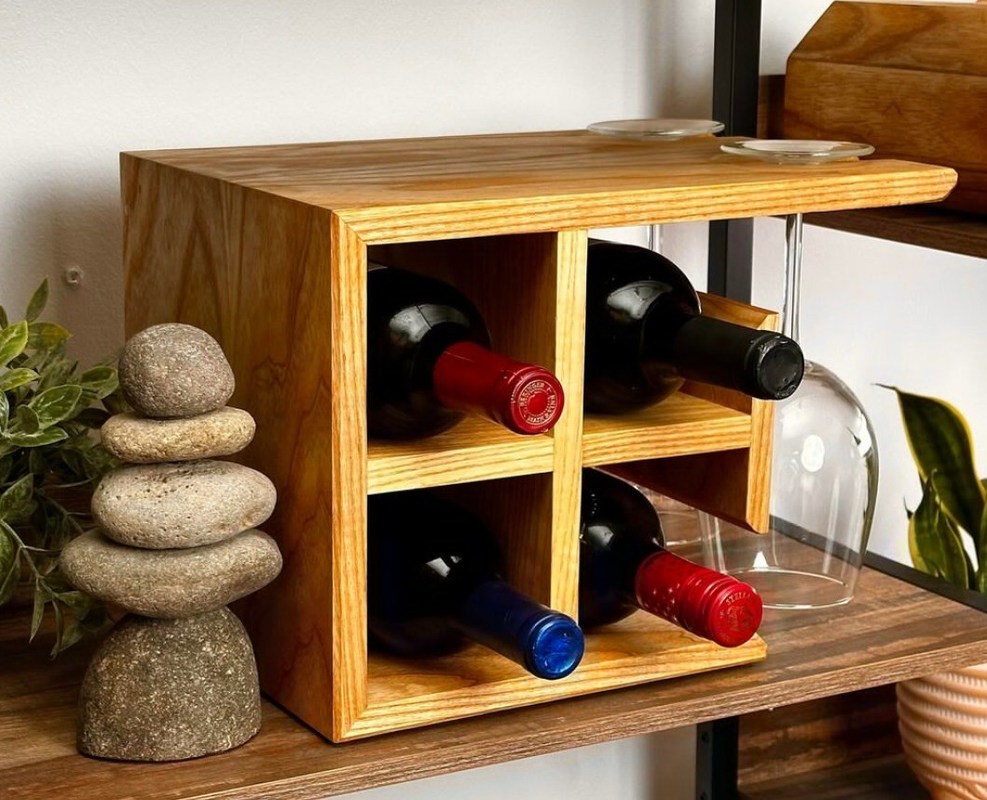 Logotipo personalizado Estante de vinho de madeira dura Porta-vinhos de alta quantidade para balcão