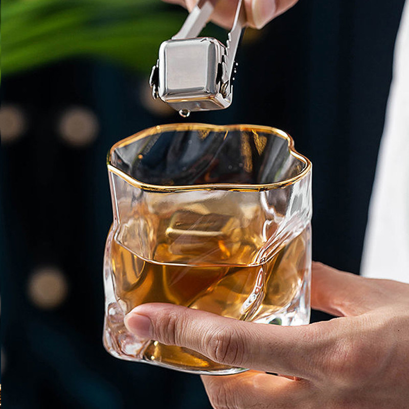 Copo de vinho de vidro de uísque de cristal com linhas torcidas Logotipo personalizado e opções de cores múltiplas