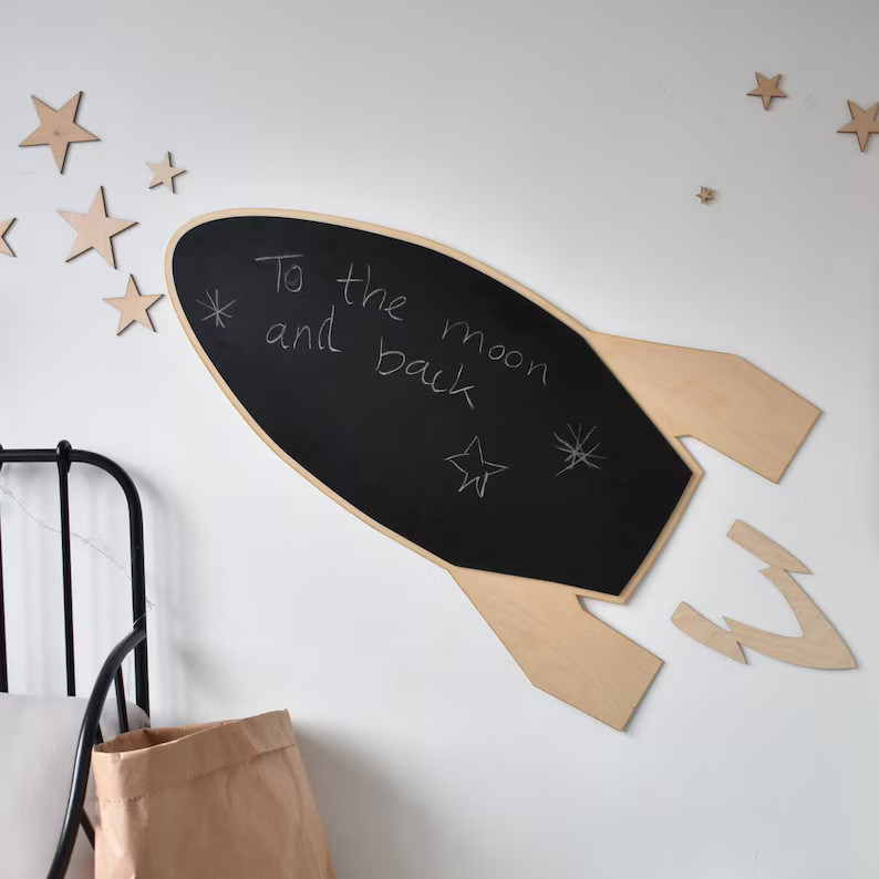 All-Season Toddler Montessori Rocket Tabuleiro de giz de madeira com estrelas em design moderno