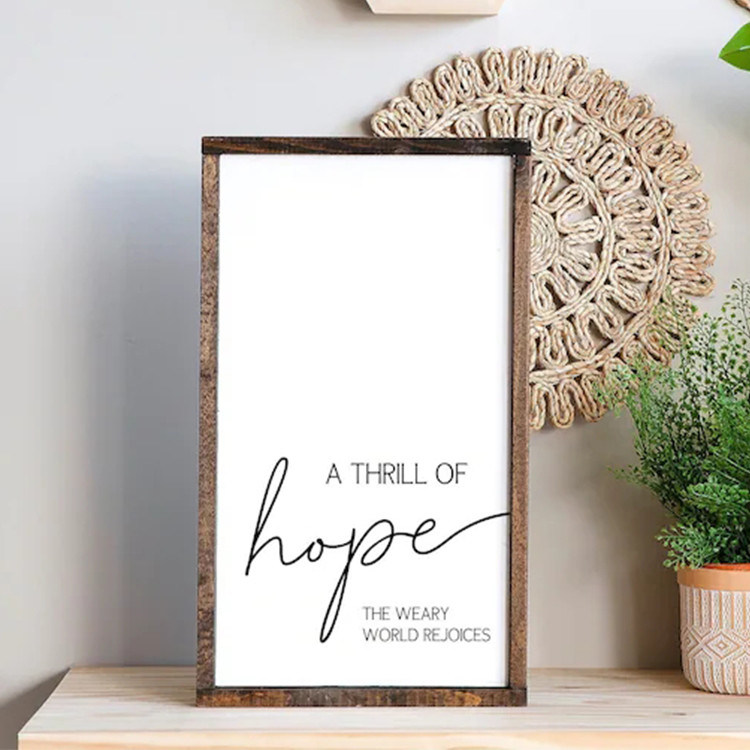 Casa rústica Madeira doce Sinais em branco para a escrita do casamento Sinais na Europa Madeira maciça